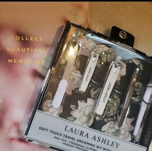 💕 NWT Laura Ashley nail grooming set